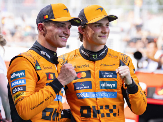El piloto australiano del equipo McLaren Oscar Piastri (d), líder del Mundial de Fórmula Uno, y su compañero británico Lando Norris, en una imagen de archivo, durante el pasado Gran Premio de España en el circuito de Barcelona-Cataluña, en Montmeló (Barcelona).- EFE/ Siu Wu