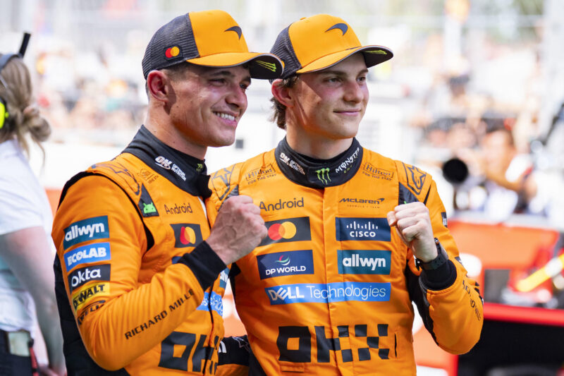 El piloto australiano del equipo McLaren Oscar Piastri (d), líder del Mundial de Fórmula Uno, y su compañero británico Lando Norris, en una imagen de archivo, durante el pasado Gran Premio de España en el circuito de Barcelona-Cataluña, en Montmeló (Barcelona).- EFE/ Siu Wu