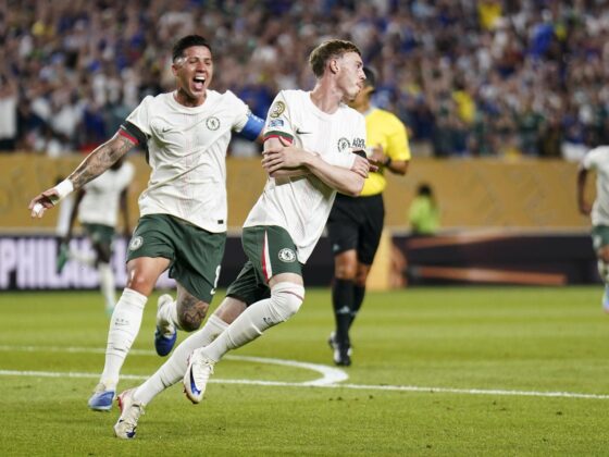 Cole Palmer del Chelsea (d) celebra junto a Enzo Fernandez luego de anotar el 1-0 ante Palmeiras. EFE/WILL OLIVER