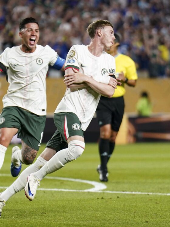 Cole Palmer del Chelsea (d) celebra junto a Enzo Fernandez luego de anotar el 1-0 ante Palmeiras. EFE/WILL OLIVER