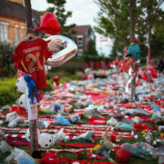 Fotografía que muestra varios objetos durante un homenaje al futbolista Diogo Jota este jueves, a las afueras del estadio de Anfield en Liverpool (Gran Bretaña). Jota falleció en un accidente de tráfico en España junto con su hermano André Silva. EFE/EPA/ Adam Vaughan