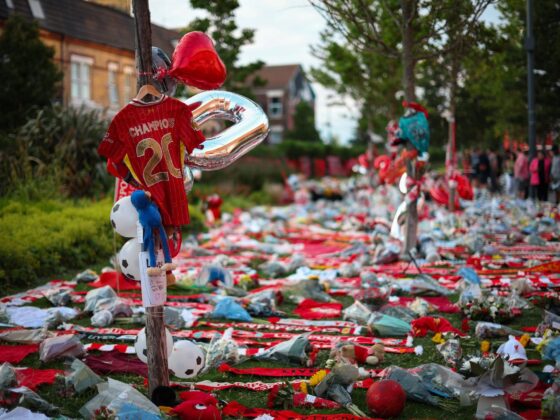 Fotografía que muestra varios objetos durante un homenaje al futbolista Diogo Jota este jueves, a las afueras del estadio de Anfield en Liverpool (Gran Bretaña). Jota falleció en un accidente de tráfico en España junto con su hermano André Silva. EFE/EPA/ Adam Vaughan