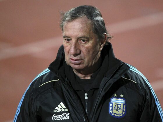 Fotografía de archivo del 16 de marzo de 2020 del exentrenador argentino Carlos Salvador Bilardo. EFE/Cézaro de Luca
