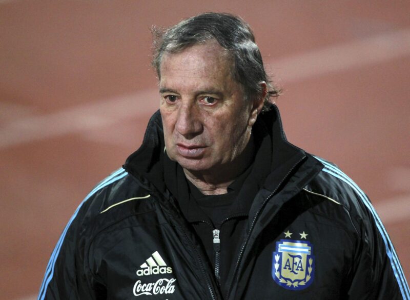 Fotografía de archivo del 16 de marzo de 2020 del exentrenador argentino Carlos Salvador Bilardo. EFE/Cézaro de Luca