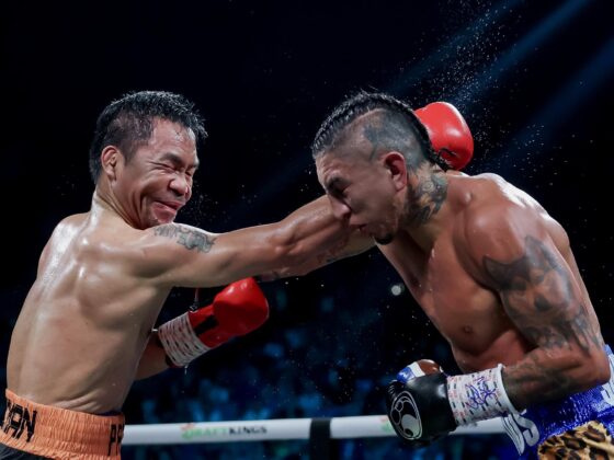 El filipino Manny Pacquiao (i) mantuvo la iniciativa en un combate cerrado contra el estadounidense Mario Barrios (d), quien retuvo este sábado su título welter del Consejo Mundial de Boxeo (CMB) en Las Vegas (Nevada). EFE/EPA/ALLISON DINNER