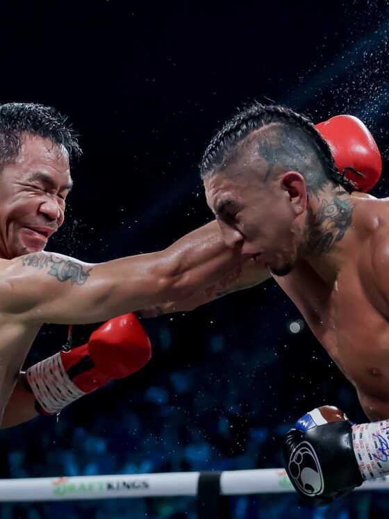 El filipino Manny Pacquiao (i) mantuvo la iniciativa en un combate cerrado contra el estadounidense Mario Barrios (d), quien retuvo este sábado su título welter del Consejo Mundial de Boxeo (CMB) en Las Vegas (Nevada). EFE/EPA/ALLISON DINNER