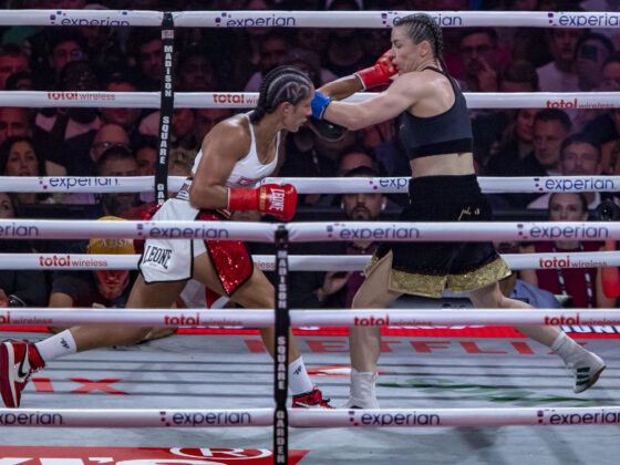 La puertorriqueña Amanda Serrano (i) pelea contra la irlandesa Katie Taylor por el campeonato indiscutible superligero en el Madison Square Garden en Nueva York. EFE/Ángel Colmenares
