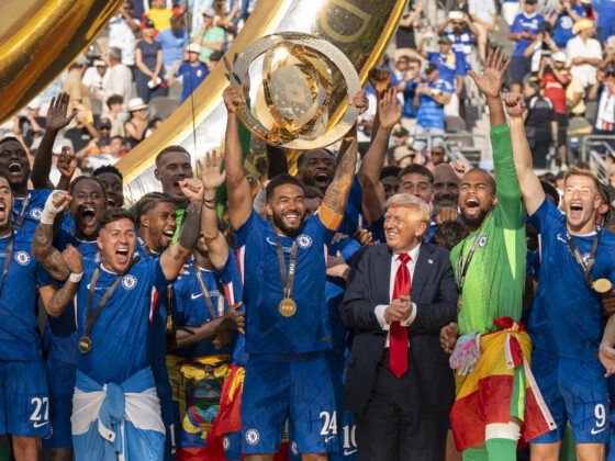 Reece James (c) de Chelsea levanta el trofeo de campeón del Mundial de Clubes junto al presidente de los Estados Unidos, Donald Trump, este domingo, tras vencer a París Saint-Germain (PSG) en el estadio MetLife en Nueva Jersey (Estados Unidos). EFE/ Ángel Colmenares