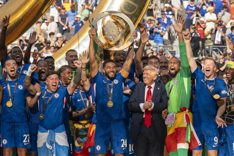 Reece James (c) de Chelsea levanta el trofeo de campeón del Mundial de Clubes junto al presidente de los Estados Unidos, Donald Trump, este domingo, tras vencer a París Saint-Germain (PSG) en el estadio MetLife en Nueva Jersey (Estados Unidos). EFE/ Ángel Colmenares
