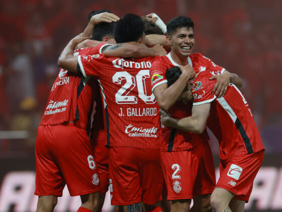 Jugadores de Toluca celebran una anotación. EFE/ Alex Cruz