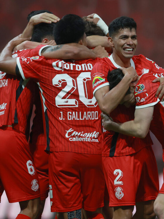 Jugadores de Toluca celebran una anotación. EFE/ Alex Cruz