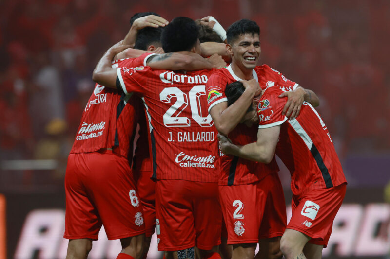 Jugadores de Toluca celebran una anotación. EFE/ Alex Cruz