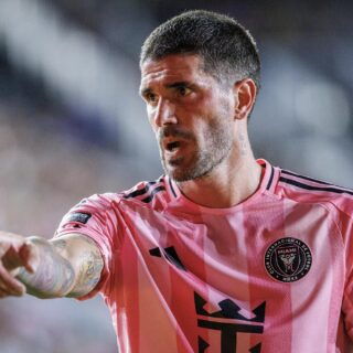 El mediocentro argentino Rodrigo De Paul debutó este miércoles con Inter Miami en partido de la Leagues Cup contra el Atlas mexicano jugado en Fort Lauderdale (Florida). EFE/EPA/CRISTOBAL HERRERA-ULASHKEVICH