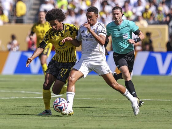 Trent Alexander-Arnold del Real Madrid (c) en acción contra Karim Adeyemi del Borussia Dortmund (i) durante el partido de la Copa Mundial de Clubes de la FIFA 2025 entre el Real Madrid C. F. y el Borussia Dortmund en el MetLife Stadium en East Rutherford, Nueva Jersey, EE. UU. EFE/EPA/SARAH YENESEL