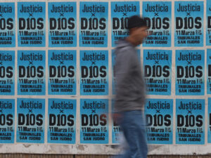 Una persona camina frente a los tribunales de San Isidro, donde se llevó a cabo el juicio por la muerte de Diego Armando Maradona, en Buenos Aires (Argentina), en una fotografía de archivo. EFE/ Juan Ignacio Roncoroni