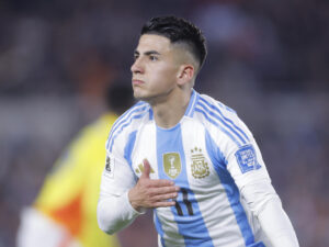 Thiago Almada de Argentina celebra un gol durante un partido por las eliminatorias sudamericanas para el Mundial 2026 en foto de archivo de Juan Ignacio Roncoroni. EFE