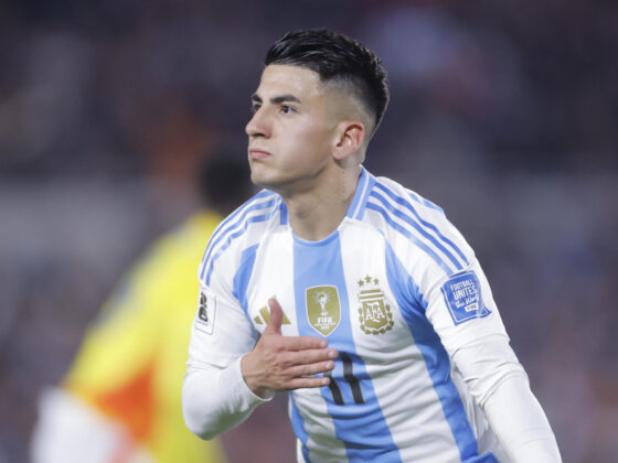 Thiago Almada de Argentina celebra un gol durante un partido por las eliminatorias sudamericanas para el Mundial 2026 en foto de archivo de Juan Ignacio Roncoroni. EFE