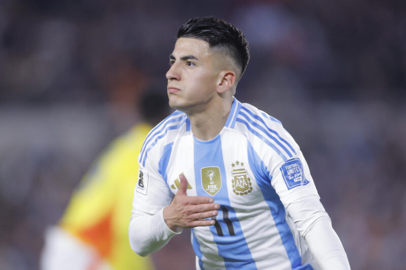 Thiago Almada de Argentina celebra un gol durante un partido por las eliminatorias sudamericanas para el Mundial 2026 en foto de archivo de Juan Ignacio Roncoroni. EFE