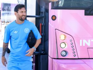 Lionel Messi, del Inter Miami, elegido como el mejor jugador del mes de julio en la MLS, arriba al Chase Stadium, en Fort Lauderdale, antes del partido con el Atlas por la Leagues Cup. EFE/EPA/CRISTOBAL HERRERA-ULASHKEVICH