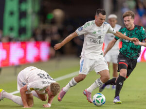 Chucky Lozano reaparece tras ser separado del San Diego FC El delantero Hirving Chucky Lozano (c), de la selección de la MLS, lidera un ataque ante la marca de Agustín Palavecino rumbo a la portería del equipo de estrellas de la Liga MX durante el partido jugado este miércoles en en el estadio Q2 de Austin (Texas). EFE/ Carlos Ramírez