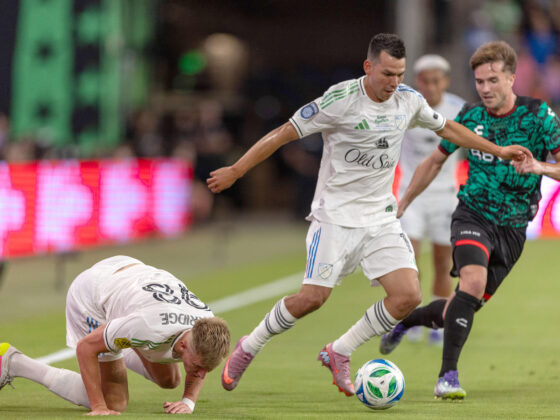 El delantero Hirving Chucky Lozano (c), de la selección de la MLS, lidera un ataque ante la marca de Agustín Palavecino rumbo a la portería del equipo de estrellas de la Liga MX durante el partido jugado este miércoles en en el estadio Q2 de Austin (Texas). EFE/ Carlos Ramírez