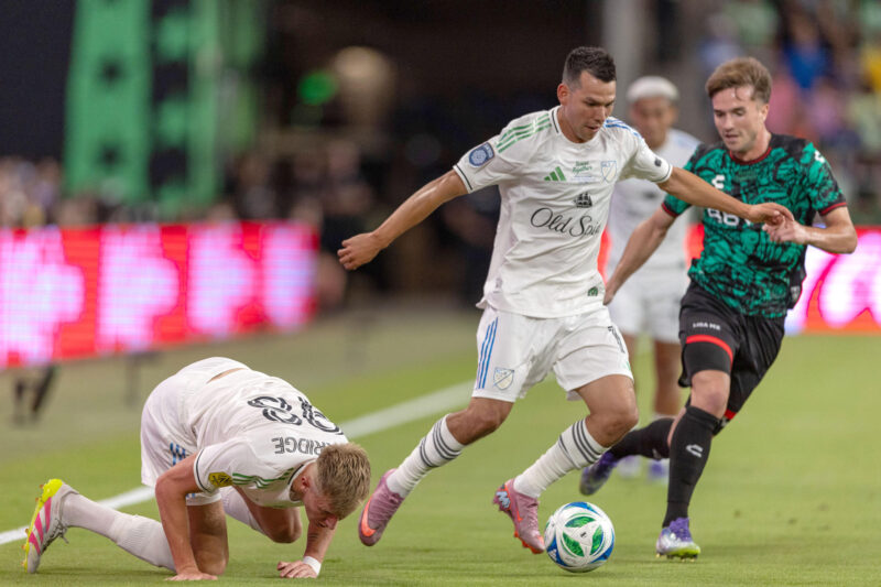 Chucky Lozano reaparece tras ser separado del San Diego FC El delantero Hirving Chucky Lozano (c), de la selección de la MLS, lidera un ataque ante la marca de Agustín Palavecino rumbo a la portería del equipo de estrellas de la Liga MX durante el partido jugado este miércoles en en el estadio Q2 de Austin (Texas). EFE/ Carlos Ramírez