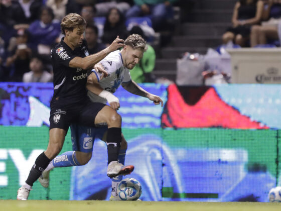 MEX1237. PUEBLA (MÉXICO), 29/08/2025.- Emiliano Gómez (d) de Puebla disputa el balón con Sergio Canales de Monterrey este viernes, durante un partido del Torneo Apertura 2025 de la Liga MX en el estadio Cuauhtémoc en Puebla (México). EFE/ Hilda Ríos
