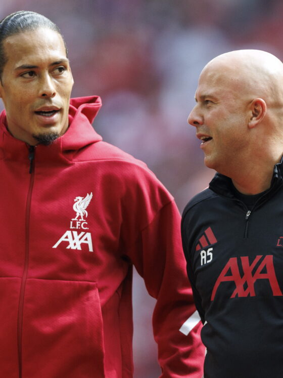 LONDON (United Kingdom), 10/08/2025.- Virgil van Dijk (L) and Liverpool manager Arne Slot speak before the FA Community Shield match between Crystal Palace and Liverpool at the Wembley Stadium in London, Great Britain, 10 August 2025. (Gran Bretaña, Reino Unido, Londres) EFE/EPA/TOLGA AKMEN