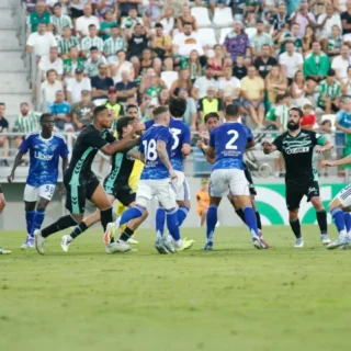 Betis y Como tuvieron un partido amistoso que se calentó y llegaron los puñetazos entre dos jugadores