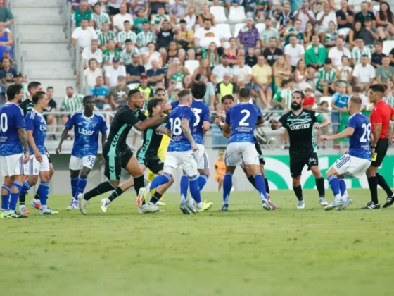 Betis y Como tuvieron un partido amistoso que se calentó y llegaron los puñetazos entre dos jugadores
