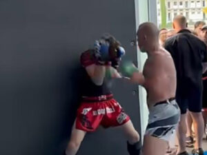 Conor McGregor le da una paliza a joven inexperto que le sirve de sparring