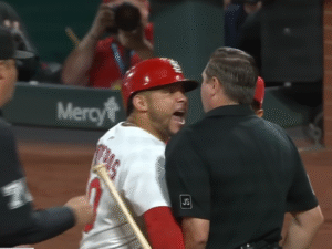 MLB:La multa que recibirá Willson Contreras tras lanzar bate al umpire