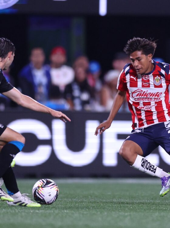 Jugador de Chivas disputando el balón en el partido de jornada 2 de la legues Cup ante Charlotte FC. | Foto tomada de X de @Chivas
