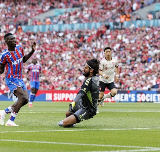 LONDON (United Kingdom), 10/08/2025.- Ismaila Sarr of Crystal Palace scores the 2-2 goal during the FA Community Shield match between Crystal Palace and Liverpool at the Wembley Stadium in London, Great Britain, 10 August 2025. (Gran Bretaña, Reino Unido, Londres) EFE/EPA/TOLGA AKMEN