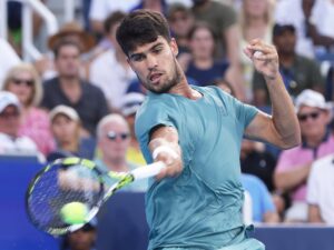 Carlos Alcaraz, en un momento de su partido ante el alemán Alexander Zverev, en la semifinal del Abierto de Cincinnati. EFE/EPA/MARK LYONS