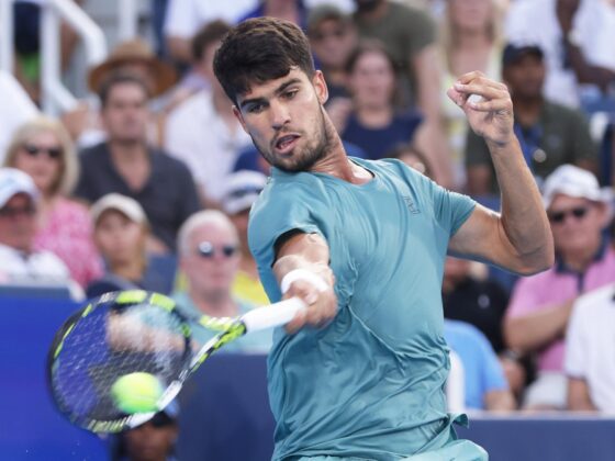 Carlos Alcaraz, en un momento de su partido ante el alemán Alexander Zverev, en la semifinal del Abierto de Cincinnati. EFE/EPA/MARK LYONS