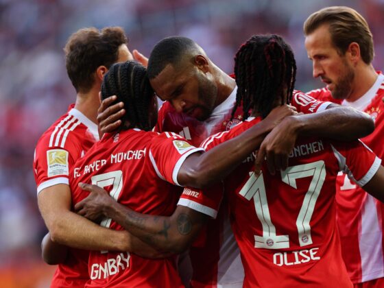El jugador del Bayern Serge Gnabry celebra el 0-1 con sus compañeros durante el partido de la Bundesliga que han jugado FC Augsburg y Bayern Múnich en Augsburg, Alemania. EFE/EPA/ANNA SZILAGYI