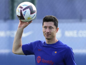 El delantero polaco del FC Barcelona Robert Lewandoski durante el entrenamiento del equipo en la ciudad deportiva Joan Gamper, en preparación del partido de LaLiga contra el Osasuna, en mayo de 2023. Foto de archivo de: Alejandro García/EFE
