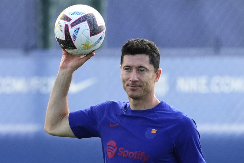 El delantero polaco del FC Barcelona Robert Lewandoski durante el entrenamiento del equipo en la ciudad deportiva Joan Gamper, en preparación del partido de LaLiga contra el Osasuna, en mayo de 2023. Foto de archivo de: Alejandro García/EFE
