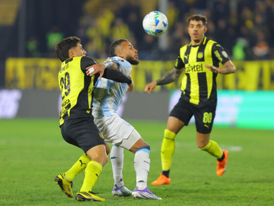 Eric Remedi (i) de Peñarol disputa el balón con Duván Vergara de Racing durante un partido de octavos de final de la Copa Libertadores. EFE/ Gastón Britos