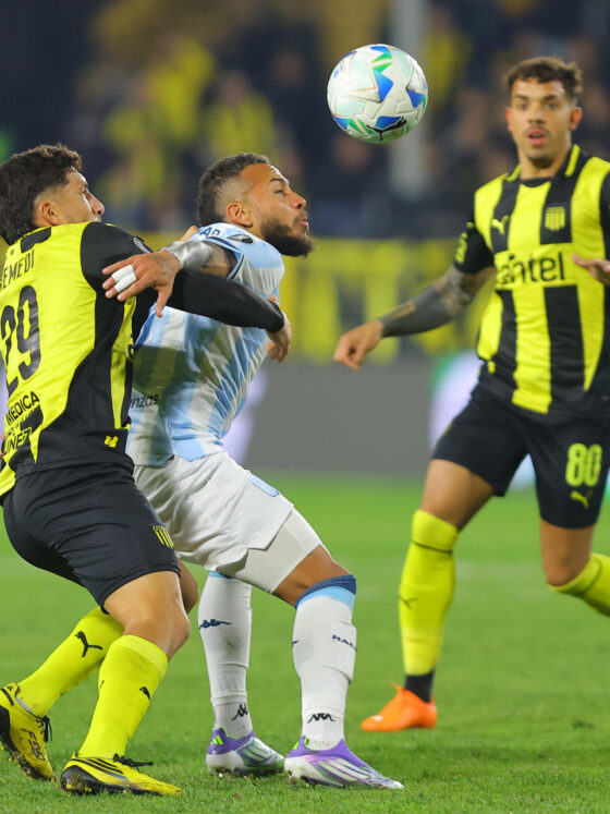 Eric Remedi (i) de Peñarol disputa el balón con Duván Vergara de Racing durante un partido de octavos de final de la Copa Libertadores. EFE/ Gastón Britos