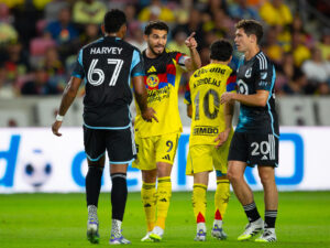 Henry Martín (c) de América reclama este sábado por una falta en un partido de la Leagues Cup que el equipo mexicano ganó en tanda de penaltis al Minnesota United en el estadio Shell Energy en Houston. EFE/ Carlos Ramírez