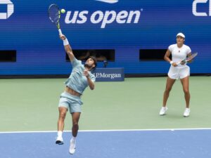 Carlos Alcaraz y Emma Raducanu cayeron en el doble mixto del US Open ante Jack Draper y Jessica Pegula. EFE/EPA/JUSTIN LANE