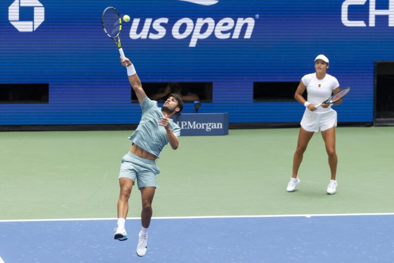 Carlos Alcaraz y Emma Raducanu cayeron en el doble mixto del US Open ante Jack Draper y Jessica Pegula. EFE/EPA/JUSTIN LANE