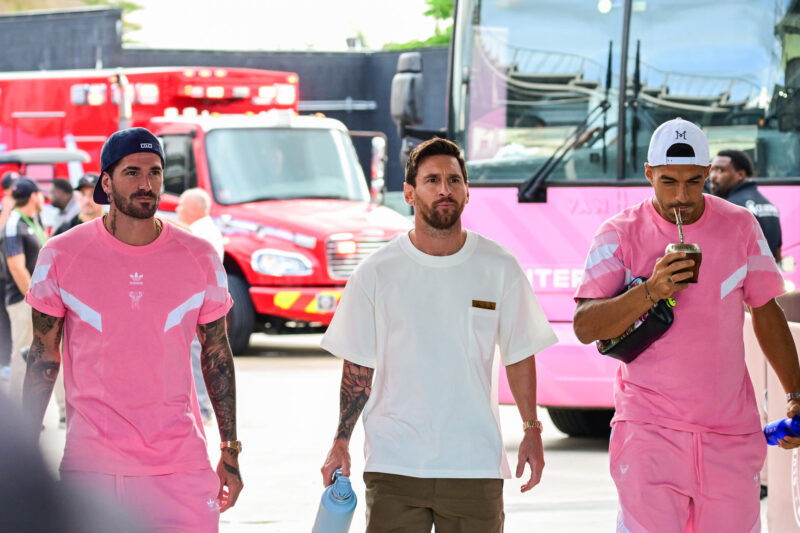 Lionel Messi (c) camina junto a sus compañeros Rodrigo de Paul (i) y Luis Suárez, del Inter Miami, a su llegada al estadio Chase en Fort Lauderdale (EE. UU.). para enfrentar a Tigres en un partido de cuartos de final de la Leagues Cup. EFE/ Giorgio Viera
