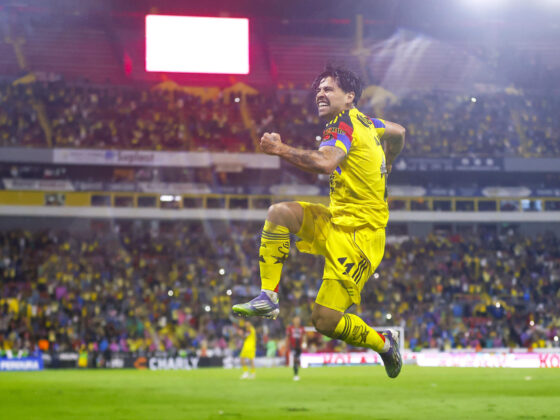 Víctor Dávila celebra un gol durante la victoria de América por 2-4 sobre Atlas en partido de la sexta jornada del Torneo Apertura mexicano jugado este domingo en el Estadio Jalisco de Guadalajara. EFE/ Francisco Guasco