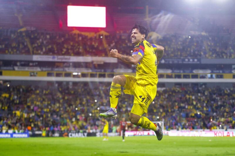 Víctor Dávila celebra un gol durante la victoria de América por 2-4 sobre Atlas en partido de la sexta jornada del Torneo Apertura mexicano jugado este domingo en el Estadio Jalisco de Guadalajara. EFE/ Francisco Guasco