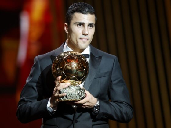 El futbolista español del Manchester City, Rodri Hernández, con el Balón de Oro que logró en 2024. EFE/EPA/MOHAMMED BADRA