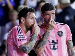 El delantero de Inter Miami CF Lionel Messi (I) habla con el mediocampista de Inter Miami CF Rodrigo De Paul durante el partido de la Leagues Cup 2025. EFE/EPA/CRISTOBAL HERRERA-ULASHKEVICH