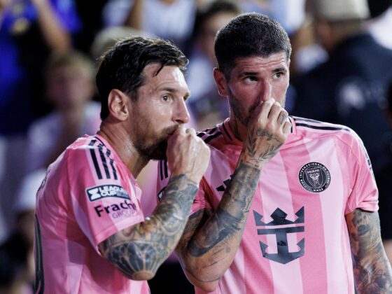 El delantero de Inter Miami CF Lionel Messi (I) habla con el mediocampista de Inter Miami CF Rodrigo De Paul durante el partido de la Leagues Cup 2025. EFE/EPA/CRISTOBAL HERRERA-ULASHKEVICH